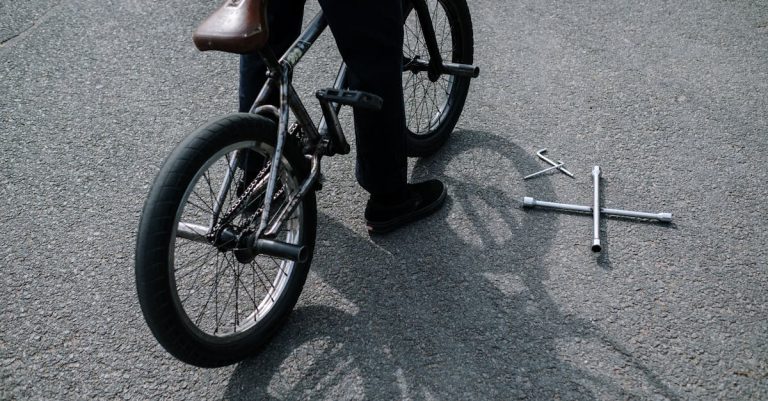 descubre cómo realizar reparaciones en bicicletas de manera sencilla y efectiva. aprende consejos útiles y técnicas indispensables para mantener tu bicicleta en óptimas condiciones, ya sea para un paseo ocasional o un trayecto diario.