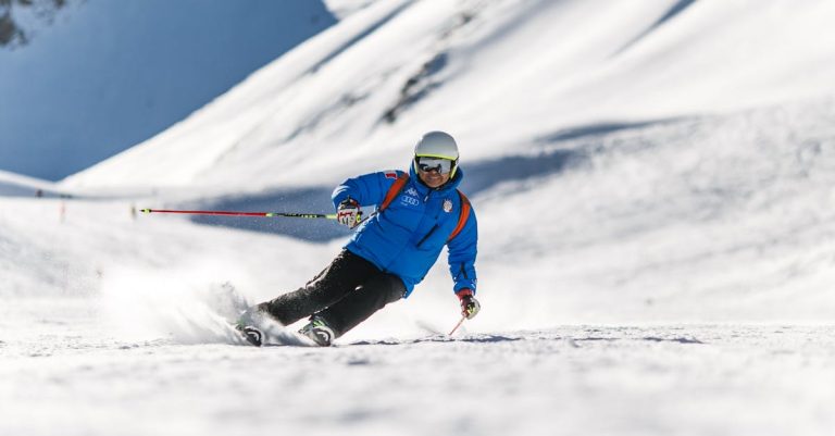 descubre la emoción del downhill: una experiencia llena de adrenalina en la que descenderás a toda velocidad por montañas y senderos. perfecto para los amantes de la aventura y la naturaleza.