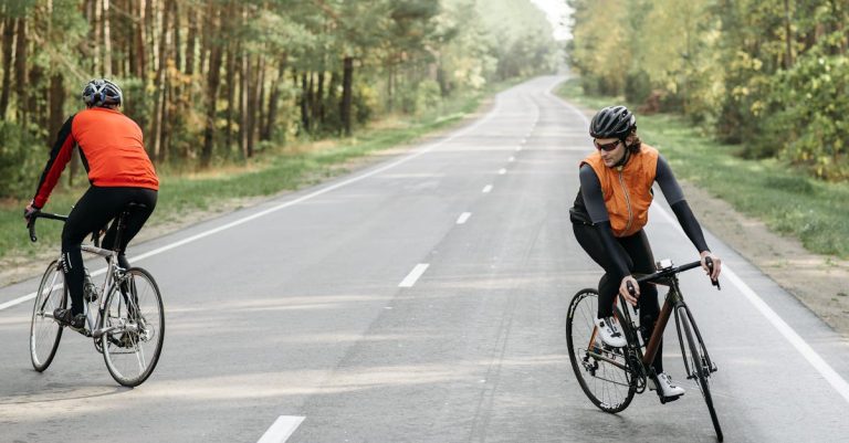 descubre la mejor equipación para ciclismo: bicicletas, cascos, ropa y accesorios. mejora tu rendimiento y disfruta al máximo de cada ruta en dos ruedas.