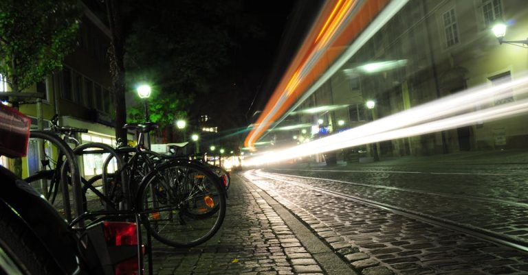 descubre las mejores luces para bicicletas que garantizan tu seguridad y visibilidad en la carretera. mejora tu experiencia de ciclismo y pedalea con confianza, sin importar la hora del día.