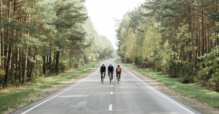 descubre consejos y recursos esenciales para ciclistas principiantes. aprende a elegir la bicicleta adecuada, mejorar tus habilidades y disfrutar de tus paseos mientras exploras el mundo sobre dos ruedas.