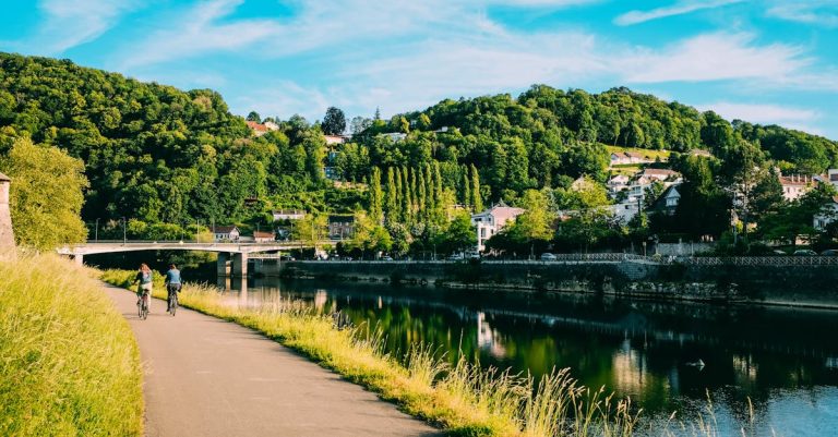 descubre las mejores rutas en bicicleta para disfrutar de la naturaleza y mantenerte en forma. explora paisajes impresionantes y encuentra recorridos para todos los niveles de habilidad.