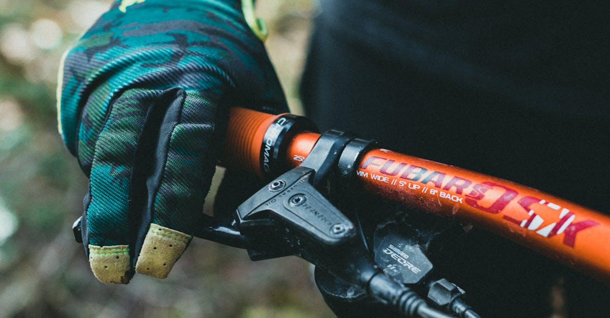 guantes de ciclismo: potencia tu rendimiento en la bicicleta con nuestra colección de guantes ergonómicos y cómodos, diseñados para ofrecerte el máximo agarre y protección en cada ruta.