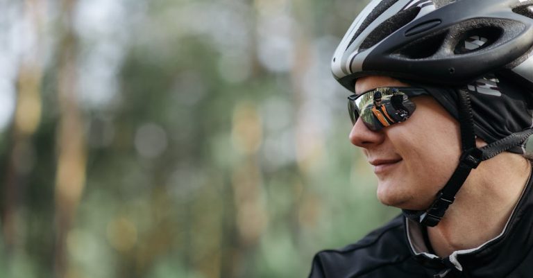 descubre nuestras gafas de sol para ciclismo, diseñadas para ofrecerte protección y estilo en cada rodada. con tecnologías avanzadas y un ajuste cómodo, mejora tu experiencia sobre la bicicleta y disfruta del paisaje sin comprometer tu visión.