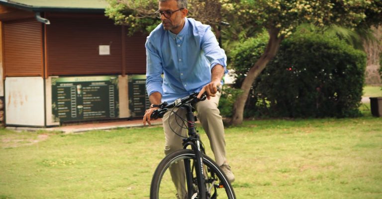 descubre las mejores gafas de ciclismo para mejorar tu experiencia sobre la bicicleta. diseñadas para ofrecer protección y comodidad, nuestras gafas te permiten disfrutar del aire libre mientras mantienes una visión clara y nítida. ¡equípate con estilo y funcionalidad!