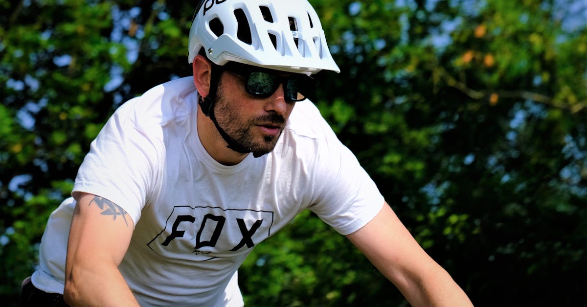 descubre las mejores gafas de ciclismo que combinan estilo y funcionalidad. protege tus ojos de los rayos uv y mejora tu visión en cada paseo con nuestra amplia selección de lentes diseñados para ciclistas.